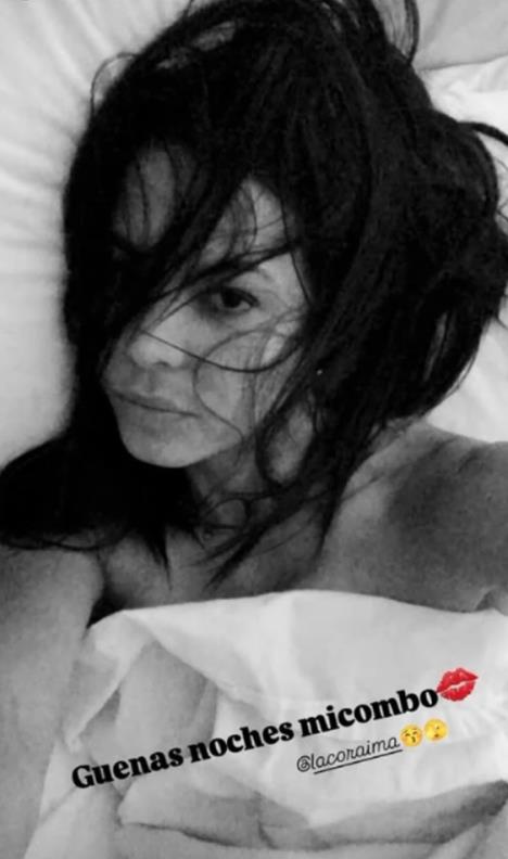 Koraima Tores u krevetu, crno bela fotografija.jpg