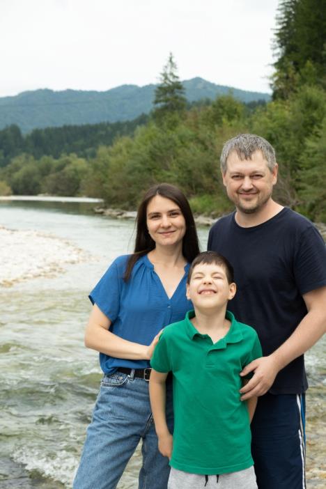 Porodica uživa kraj reke