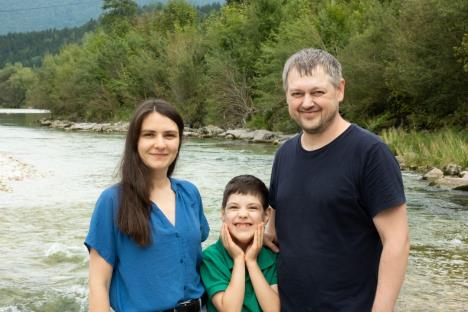 Porodica uživa kraj reke