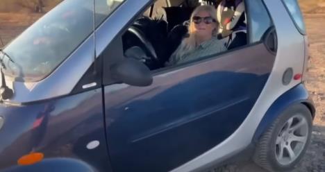 Penzionerka Kaja u svom Smart automobilu.jpg