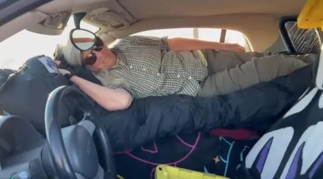 Penzionerka Kaja živi u svom Smart automobilu.jpg