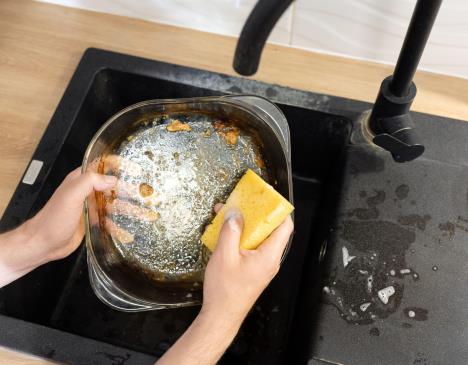 Žena riba zagorelu vatrostalnu posudu