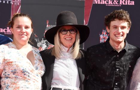 Dajan Kiton sa usvojenom decom Dekster i Djukom