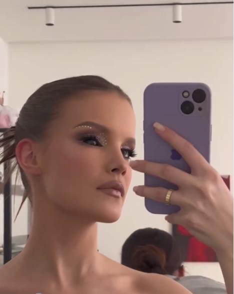 Darja Muhina pravi selfi.jpg