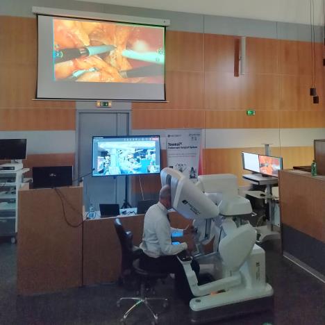 Profesor dr Alexandre Motri tele operacija foto kurir olivera markovic.jpg