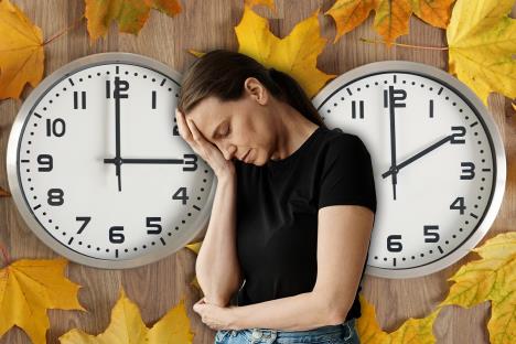 Žena ima glavobolju zbog pomeranja kazaljki na satu