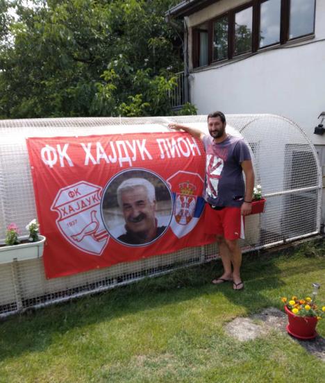 Dragan Popović pored transparenta u slavu njegovog oca Ljubomira Pute Popovića