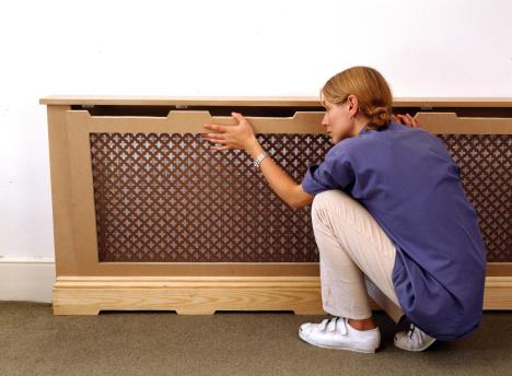 Žena postavlja masku na radijator