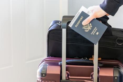 Pasoš i kofer u ruci
