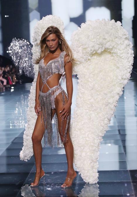 Bela Hadid, Viktorija Sikret