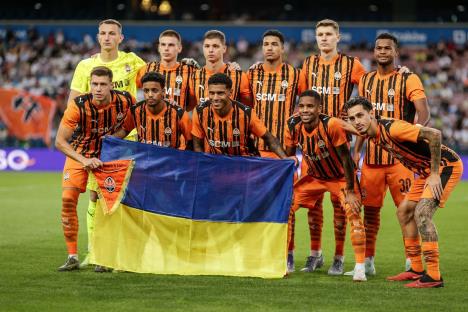 Fudbaleri Šahtjora iz Donjecka sa zastavom Ukrajine