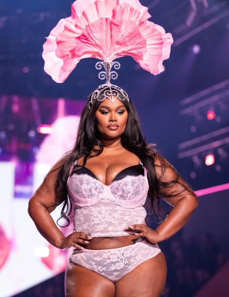 Prešes Li na reviji Victoria secret