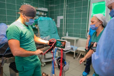 Zdravstvenom centru u Prokuplju doniran je savremeni aparat za regionalnu intravensku anesteziju (2).jpg