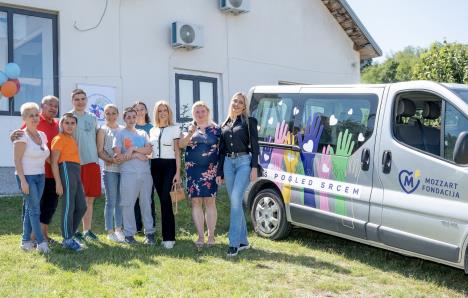 Fondacija Mozzart je udruženju Rekreativno-inkluzivni centar Ljig donirala kombi vozilo za prevoz dece sa smetnjama u razvoju i invaliditetom 1.jpg