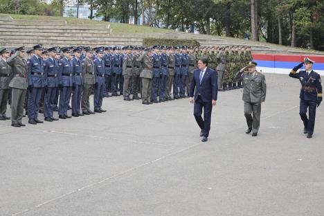 Bratislav Gašić u obilasku pitomaca srednje vojne škole 1.300 kaplara