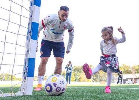 Marko Arnautović igra fudbal sa devojčicom Aleksijom Maksić na Marakani