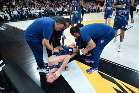 Jeziva povreda Papajanisa na utakmici Efes - Panatinaikos