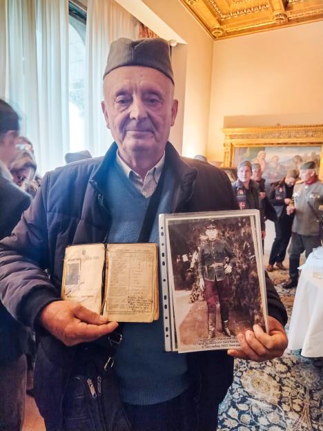 Radovan Radovanović sa slikom dede Milorada na Belom dvoru