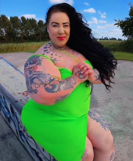 Džeki Korn u zelenoj haljini.jpg