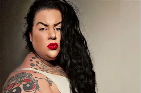 Džeki Korn krupan plan lica.jpg