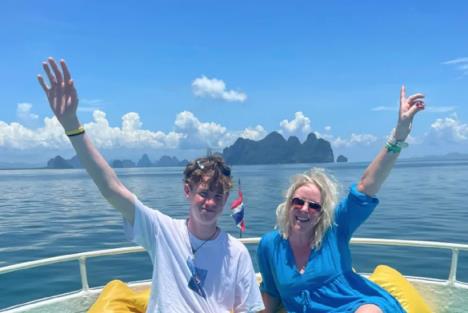 Levi Sajer sa majkom.jpg