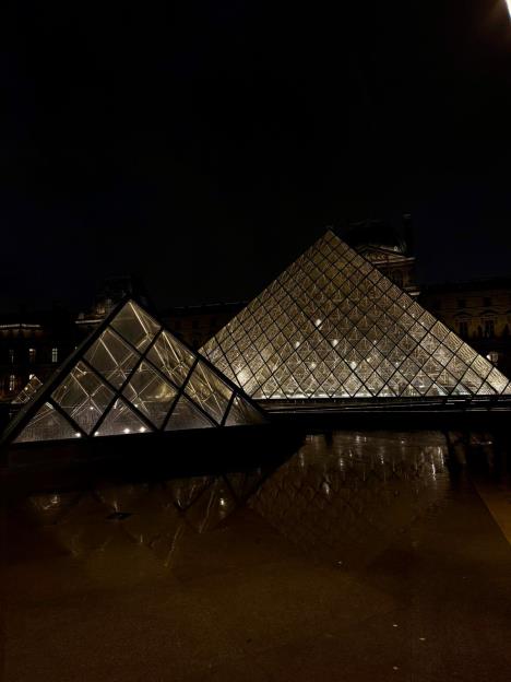 Muzej ima ukupno pet piramida. Baza glavne piramide teži 105 tona, a poduprta je sa 95 tona čelika.