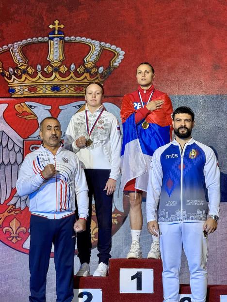 Andjela Brankovic na pobednickom postolju.jpg