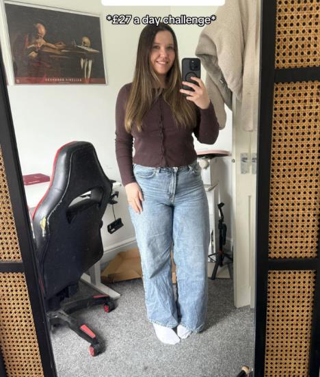 Mlada žena planira budžet i ulaže u nekretnine