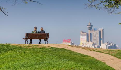 par, zaljubljeni, romantika, klupa, par, zaljubljeni par, geneks kula, beograd