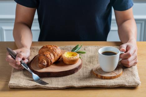 jutro početak dana buđenje doručak kafa kroasan