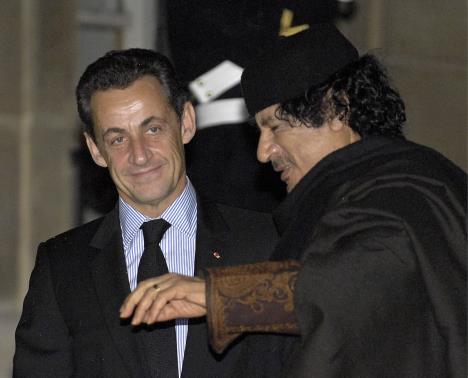 Muamer el Gadafi i Nikola Sarkozi