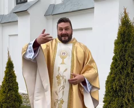 sveštenik koji pleše je hit na društvenim mrežama