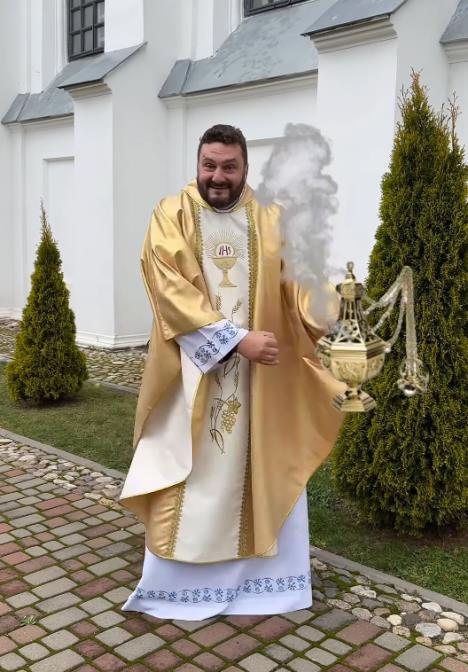 sveštenik koji pleše je hit na društvenim mrežama