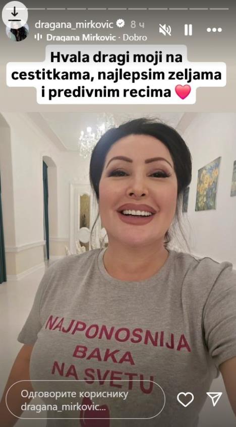 Dragana Mirković nosi majicu najponosnija baka na svetu