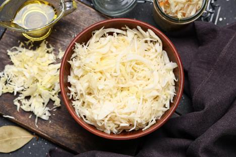 Kupus salata u drvenoj posudi