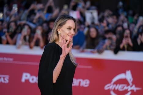 Anđelina Džoli u crnoj haljini Alberta Fereti na crvenom tepihu Filmskog festivala u Rimu