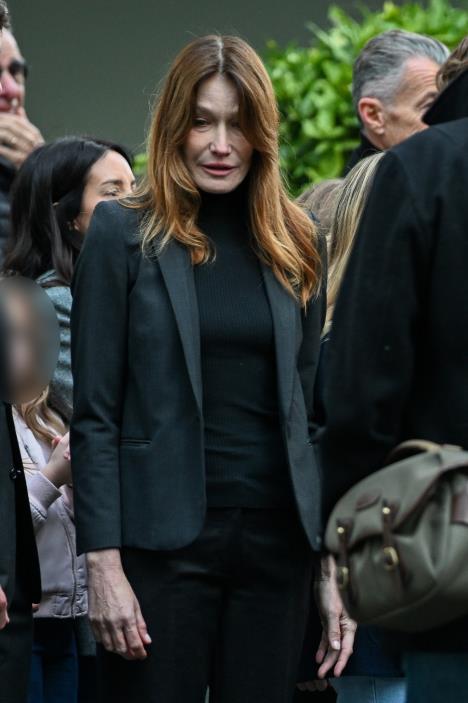 Karla Bruni ispred zatvora