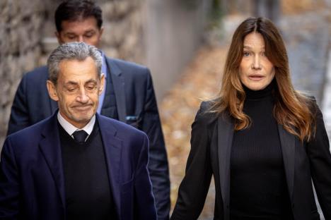 Karla Bruni i Nikola Sarkozi ispred zatvora