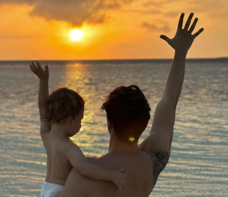 Miloš Biković i njegov sin Vasilije na plaži na Maldivima gledaju zalazak sunca.