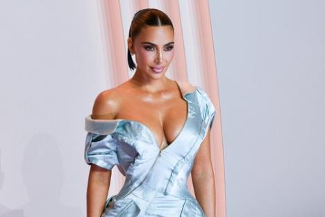 Kim Kardašijan u srebrnoj asimetričnoj haljini