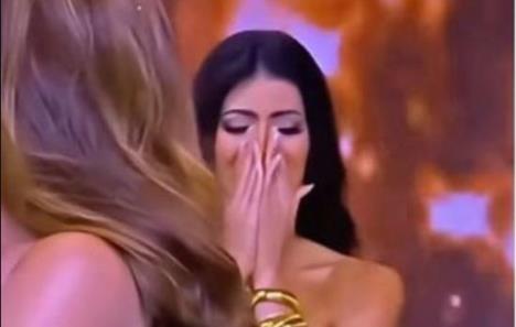 Misica Isamar Herera plače i drži ruke na licu.jpg