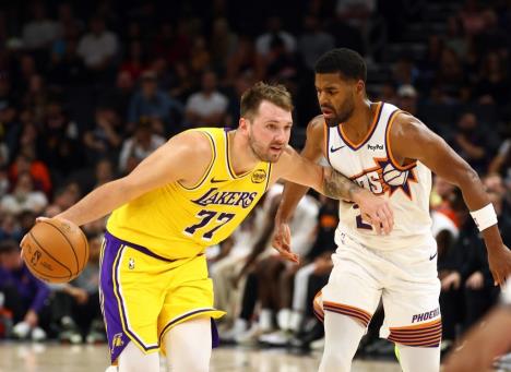 Džered Batler u duelu sa Lukom Dončićem