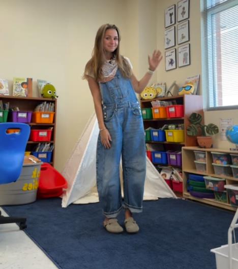 Učiteljica gospođa Gelar vodi decu kroz jutarnje afirmacije u prvom razredu