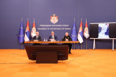 Aleksandar Vučić napad ispred Skupštine