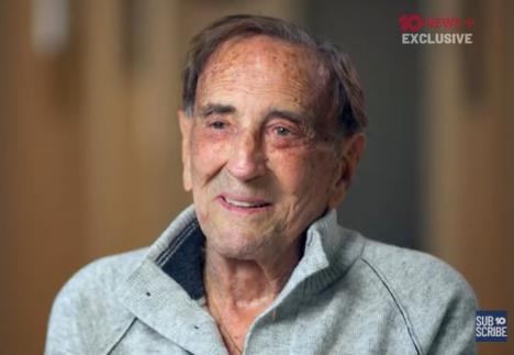 Doktor Džon Levin u sivoj džemperu.jpg