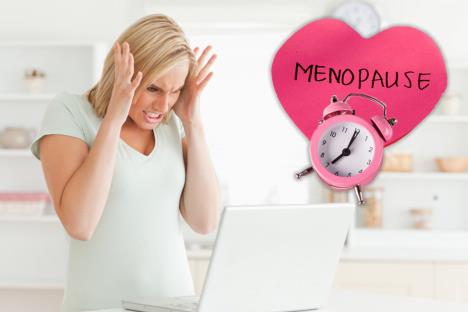 Žena gleda u lap top i po izrazu lica se vidi da je besna/Menopauza