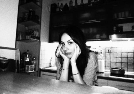 Sloboda Mićalović u kuhinji porodičnog doma, crno-bela fotografija uz poruku „Pre svega mama“