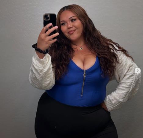 Džulija sena u plavoj majici i beloj jakni .jpg