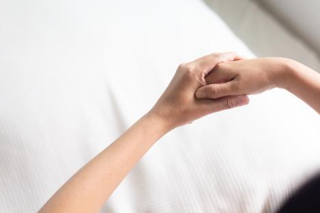 žena pritiska akupresurnu tačku LI4 između palca i kažiprsta