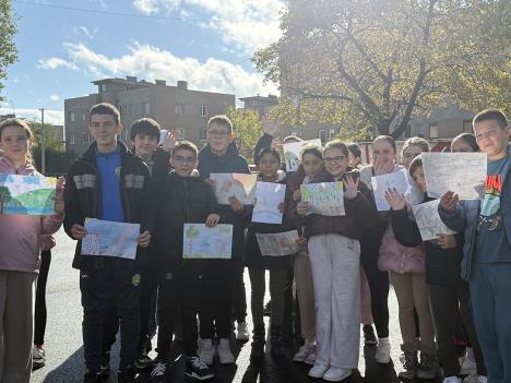 5. 学生们展示画作1.JPG